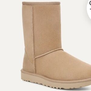 Classic short Ugg boots. Sand color